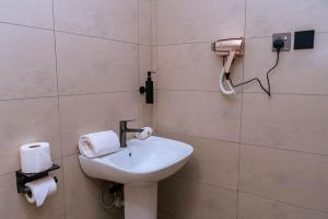 Ένα μπάνιο στο Emboita Hotel Limited +30 φωτογραφίες