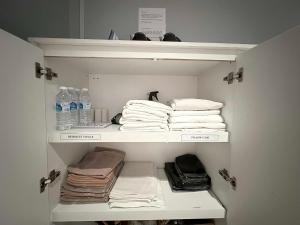 un placard rempli de serviettes et de bouteilles d'eau dans l'établissement # Hashtag Hotel - Self Check in, à Alor Setar