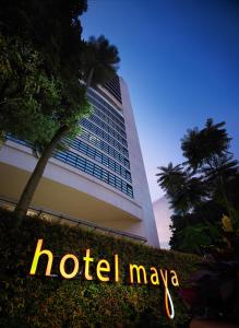 ein Hotelzeichen vor einem Gebäude in der Unterkunft Hotel Maya Kuala Lumpur City Centre in Kuala Lumpur