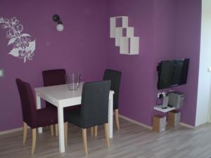 a dining room with a table and chairs and a tv at Ferienwohnung Marinablick in Wendtorf