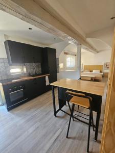 a kitchen and dining room with a table and chairs at Mediterranean Studio in Saint-Cyprien