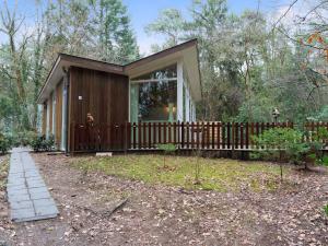 Κήπος έξω από το Forest House in Norg with Private Sauna