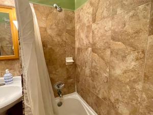 Ένα μπάνιο στο Cozy, Spacious Self-checkin Apartment in Chicago I Car Rental Available +29 φωτογραφίες