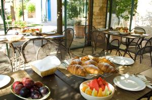 マルティナ・フランカにあるTrulli Valle d'Itriaのクロワッサンとフルーツを盛り付けたテーブル