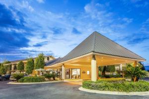 Градина пред Days Inn by Wyndham Lake Park/Valdosta