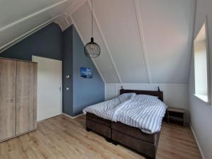 Ένα ή περισσότερα κρεβάτια σε δωμάτιο στο Holiday Home in Scherpenisse near the Sea