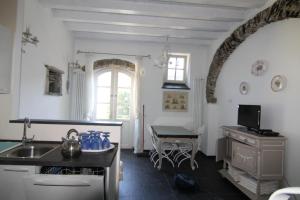 cocina con fregadero y mesa en 5 Lands Yellow Cottage, en Levanto