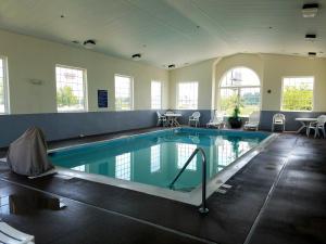 Bazén v ubytování Microtel Inn & Suites by Wyndham London nebo v jeho okolí