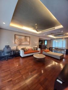 Natien BeachにあるShasa Vela Condominium, Maredのソファ2つとテーブルのあるリビングルーム