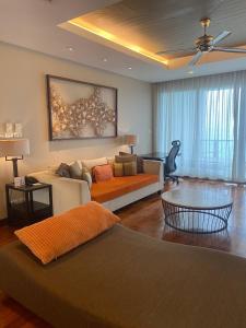 Natien BeachにあるShasa Vela Condominium, Maredのソファとテーブルのあるリビングルーム