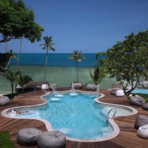 Natien BeachにあるShasa Vela Condominium, Maredの木製デッキの噴水付きスイミングプール