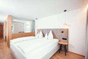 Postel nebo postele na pokoji v ubytování Ganischgerhof Mountain Resort & Spa