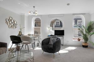 a living room with a table and chairs at 3 Bedroom Penthouse with Roof Terrace in Covent Garden in London