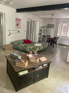 a living room with a bed and a coffee table at L'appart Thé - Charme apaisant au coeur des Alpilles in Paradou