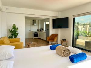 a bedroom with a white bed and a living room at Aruba Islander Residence 1 in Oranjestad +20 photos