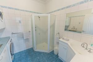 un baño con ducha y lavabo en Beachport Caravan Park, en Beachport 28 fotos más