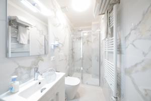 Un baño blanco con ducha y WC. en M9 Rest House Venice, en Venecia