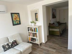 a living room with a couch and a book shelf at T2 Les Roses in Le Beausset