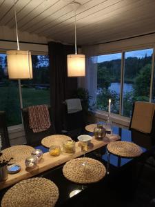 Un lugar para sentarse en Cabin with Jacuzzi, beach & 6 beds near Järvsö 39 fotos más