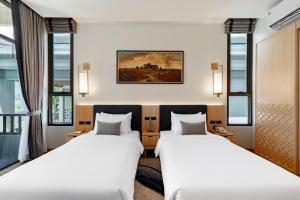 2 Betten in einem Zimmer mit Fenstern in der Unterkunft AZ Sunrise Resort & Fitness Club in Layan Beach + 63 Fotos