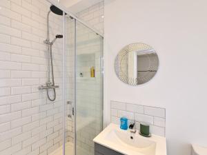Un baño blanco con lavabo y ducha. en Pass the Keys Llandaff - Modern Bright Central wParking, en Cardiff