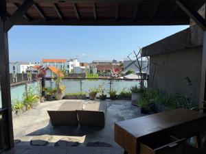 a patio with a table and chairs on a balcony at Canggu Spirit Guest House in Canggu