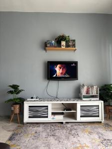 Μια τηλεόραση ή/και κέντρο ψυχαγωγίας στο Amaryllis guest house PD