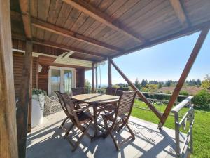 un patio con tavolo e sedie su un ponte di Chalet in Marliana near center a Marliana