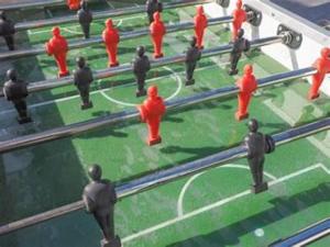 un gruppo di uomini in rosso che giocano a una partita a scacchi di Chalet in Marliana near center a Marliana