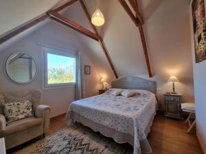 una camera da letto con un letto, una sedia e una finestra di Chalet in Marliana near center a Marliana