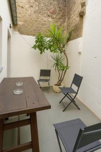 a table and chairs in a room with plants at Maison cosy centre-ville 5 chambres in Le Mans