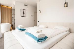 En eller flere senge i et værelse på Casa Bella - Luxury 4 Bedroom Villa + 30 billeder