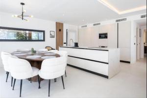 Køkken eller tekøkken på Casa Bella - Luxury 4 Bedroom Villa