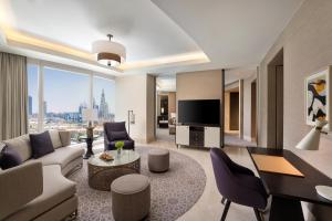 ein Wohnzimmer mit Sofa und Tisch in der Unterkunft Sofitel Riyadh Hotel & Convention Centre in Riad