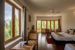 una camera con due letti e una camera con un tavolo di Hotel Karma Inn, Nubra Valley, Leh, Ladakh a Hundar Altre 105 foto