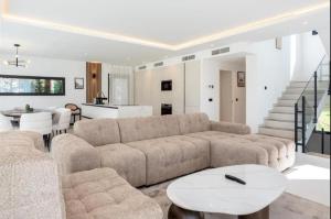 Et opholdsområde på Casa Bella - Luxury 4 Bedroom Villa