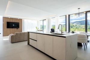 Et tv og/eller underholdning på Casa Bella - Luxury 4 Bedroom Villa