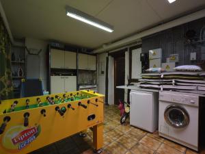 マルメディにあるCharming Cottage in Malmedyの中央にレゴのテーブルがあるキッチン