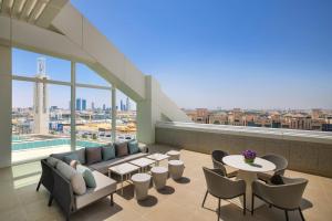 ein Wohnzimmer mit Blick auf ein Gebäude in der Unterkunft Sofitel Riyadh Hotel & Convention Centre in Riad