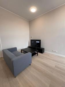 ein Wohnzimmer mit Couch und Fernseher in der Unterkunft Getferweg 50-2 City Appartement in Enschede
