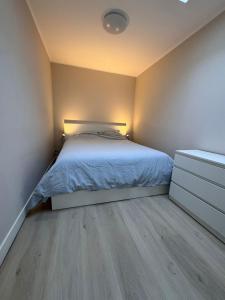 ein Schlafzimmer mit einem Bett und einem Holzboden in der Unterkunft Getferweg 50-2 City Appartement in Enschede