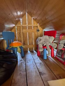 een olifantenspeeltje in de binnenkant van een speeltent bij Székelykapu vendégház in Mátraszentimre +47 foto's