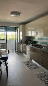 Køkken eller tekøkken på Quarto duplo com varanda no centro de Viseu