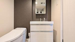 un baño con lavabo e inodoro en M1-Tokyo nishiroku102, en Tokio