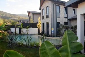 Nespecifikovaný výhled na hory nebo výhled na hory při pohledu z vily