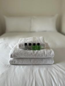 Ένα ή περισσότερα κρεβάτια σε δωμάτιο στο Converted Loft Apartment in Heart of the Old Town