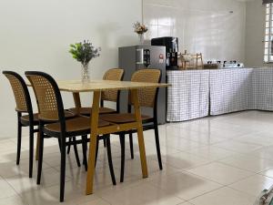 a table and chairs in a kitchen with a counter at 28 Harmoni Homestay, Kamunting in Kamunting