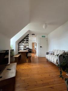 Ένα ή περισσότερα κρεβάτια σε δωμάτιο στο Converted Loft Apartment in Heart of the Old Town