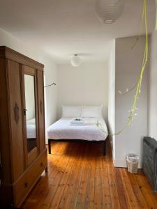 Ένα ή περισσότερα κρεβάτια σε δωμάτιο στο Converted Loft Apartment in Heart of the Old Town