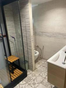 Ванная комната в Bas de villa avec piscine et jardin